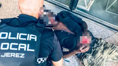 Tan borracho que se cae en una calle de Jerez abri&eacute;ndose una brecha junto al ojo