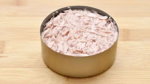 El at&uacute;n, entre las 5 clases de alimentos saludables para perder grasa abdominal y dejar el vientre plano