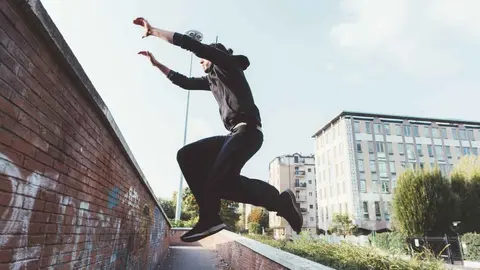 Joven realizando 'parkour' - El MIRA