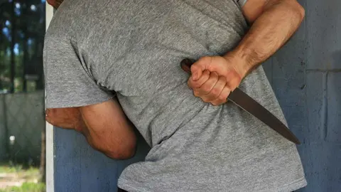 Un hombre con una navaja