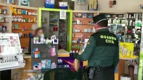 Guardia Civil en una farmacia | Imagen de archivo