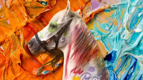 Un club de h&iacute;pica utiliza a un caballo como lienzo en un taller para ni&ntilde;os