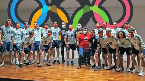 El Comandante Lara parte de la risa a Selecci&oacute;n de F&uacute;tbol Ol&iacute;mpica antes de marchar a Tokio