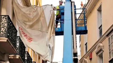 Un trabajador ha muerto mientras instalaba un toldo