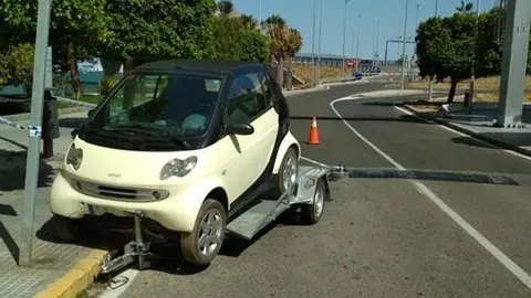 Smart perdido en la calle Am&eacute;rica de C&aacute;diz