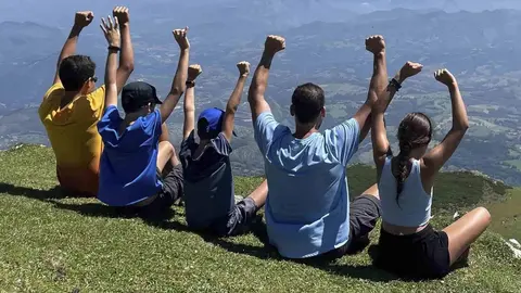 Jes&uacute;s Candel 'Spiriman' junto a sus hijos en el pico Pienzu (Asturias) | Facebook