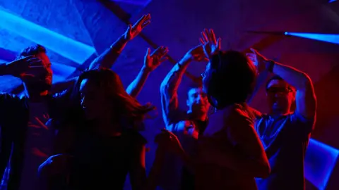 J&oacute;venes de fiesta