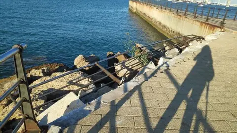 Valla derribada en el paseo Mar&iacute;timo de Astilleros en C&aacute;diz