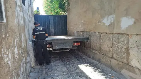 Un cami&oacute;n se queda encajado en una calle de Jerez