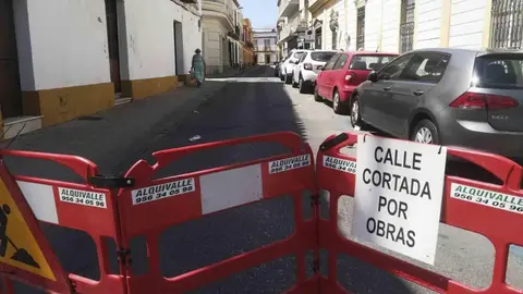 Corte de tr&aacute;fico en la calle Granados de Jerez