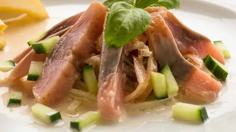 Filetes de pescado como entrante de ensalada con rodajas de manzana r&uacute;stica