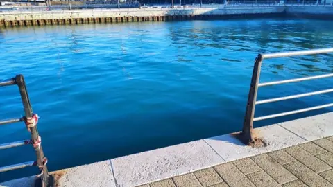 La barandilla de la piscina de Astilleros en C&aacute;diz