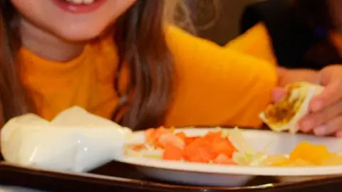 Polic&iacute;a salva la vida de una ni&ntilde;a en Rota