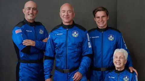 Jeff Bezos y la tripulaci&oacute;n del Blue Origin