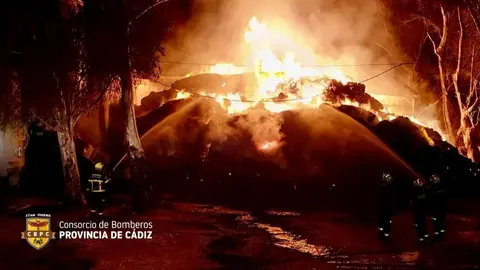 Bomberos actuando en el incendio de paja en Vejer de la Frontera (C&aacute;diz)