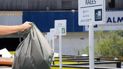 No tiren muebles o escombros junto a contenedores de Jerez y ll&eacute;venlos al Punto Limpio