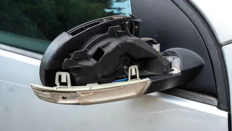 Arranca por las calles de Granada los espejos retrovisores a 37 coches