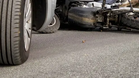 Atropellan queriendo con una furgoneta en Ja&eacute;n al conductor de una moto aparcada