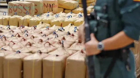 Localizan en M&aacute;laga 3 toneladas de hach&iacute;s, 16 veh&iacute;culos y armas de guerra