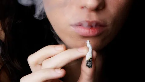 Acaban con el &eacute;xito de porros a euro en un piso de M&aacute;laga