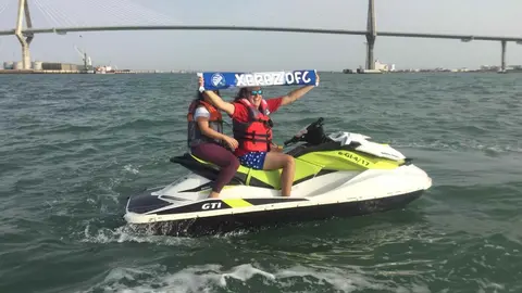 Kuky Fuego desaf&iacute;a a los cadistas con la bufanda del Xerez Deportivo FC en moto de agua