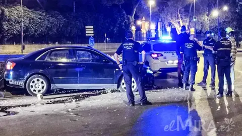Americanos en un Audi A4 se estrellan contra una rotonda junto al Gonz&aacute;lez Hontoria