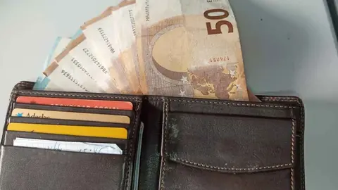 Encuentran una cartera con 600 euros en Almu&ntilde;&eacute;car y la entregan a la Polic&iacute;a Local
