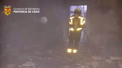 Bomberos actuando en el incendio de la vivienda en Sanl&uacute;car de Barrameda