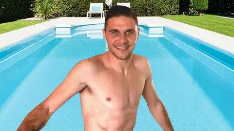 Joaqu&iacute;n es el &uacute;nico que monta en bici en la piscina para celebrar su santo