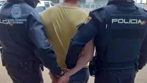 Un hombre detenido en una foto de Archivo