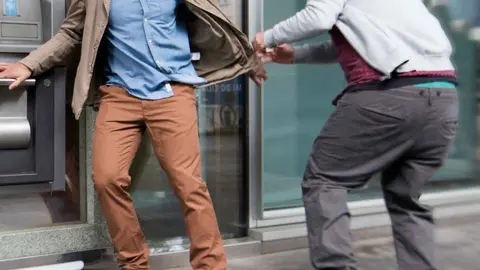 Roba a un conocido en un cajero tras retirar 700 euros de paga mensual en M&aacute;laga