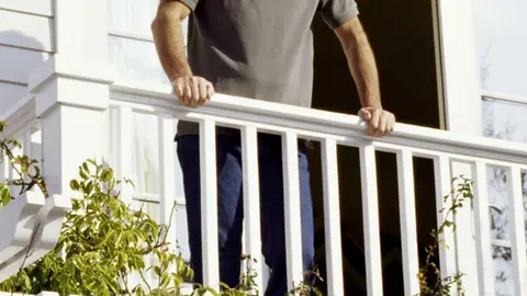 Un hombre de 70 a&ntilde;os intenta suicidarse saltando desde un cuarto piso en M&aacute;laga