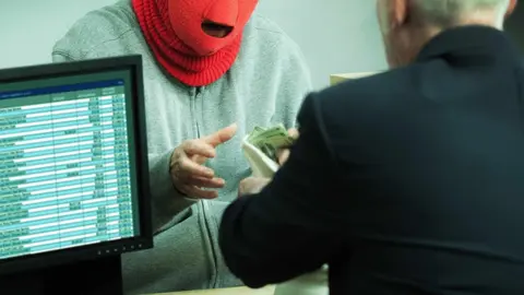 Pillan a un atracador tras atracar con un cuchillo cinco bancos en Barcelona