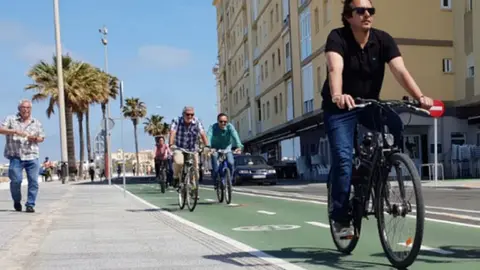 El alcalde de C&aacute;diz circula por el carril bici de la ciudad