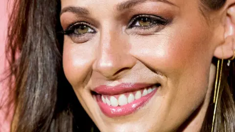 Eva Gonz&aacute;lez luce cuerpazo en la costa gaditana