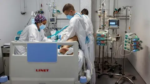 Un paciente ingresado en UCI tras contraer el Coronavirus