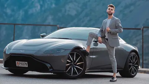 El youtuber Salva con su Aston Martin