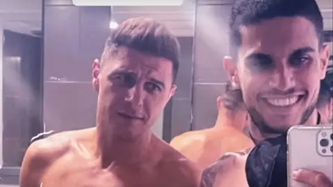 Joaqu&iacute;n y Bartra en el vestuario del Real Betis