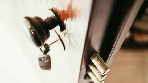 Alertan de marcas en puertas de casas para robar en Granada