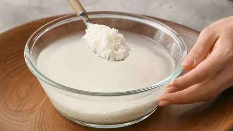 Beneficios de tomar un vaso de agua de arroz y c&oacute;mo prepararlo