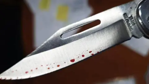 Un hombre ha rajado la cara de otro con una navaja