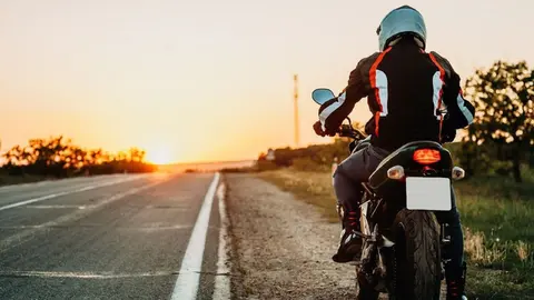 Un motorista circula por una autopista de Espa&ntilde;a
