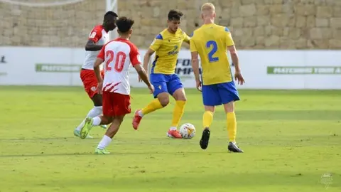 Marcos Mauro saca el bal&oacute;n desde atr&aacute;s