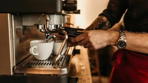 El due&ntilde;o de un bar ofrece 12 horas al d&iacute;a y 500 euros al mes y lo llama "media jornada"