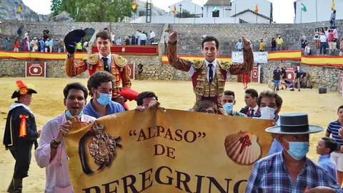 Salida a hombros de Javier peregrino y V&iacute;ctor barroso en Villaluenga del Rosario