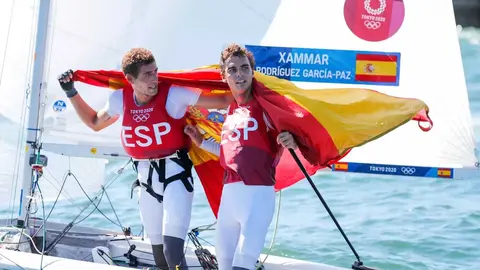 Los regatistas espa&ntilde;oles Jordi Xammar y Nicol&aacute;s Rodr&iacute;guez celebran la medalla de bronce