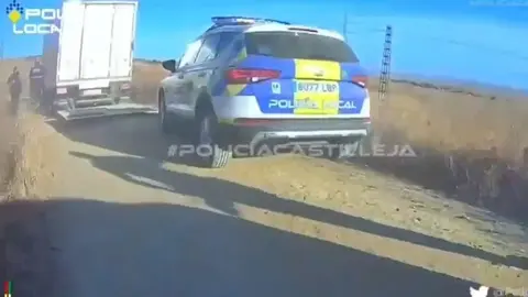 Polic&iacute;a Local de Sevilla arrestando al ladr&oacute;n del cami&oacute;n