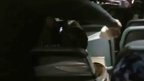 Pasajero del avi&oacute;n atado con cinta aislante