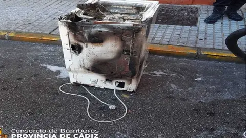 Una lavadora ha ardido en una casa en San Fernando