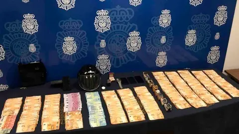 Dinero y relojes robados a un vecino de M&aacute;laga